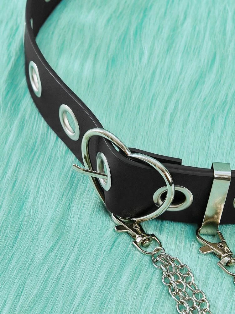 Cinturón con cadena y corazón con ojales